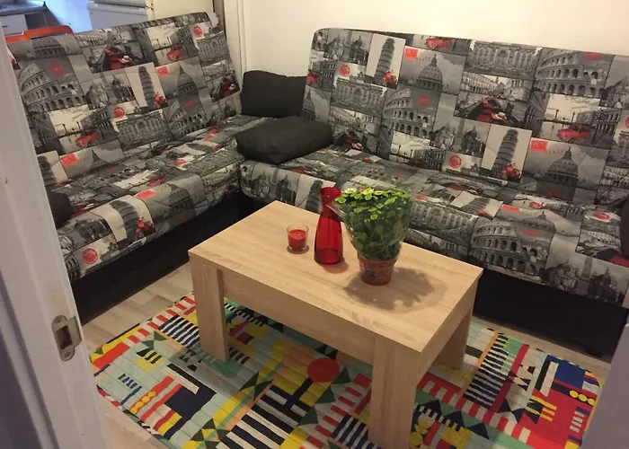 Vivienda Rosa Barrio Humedo * ليون